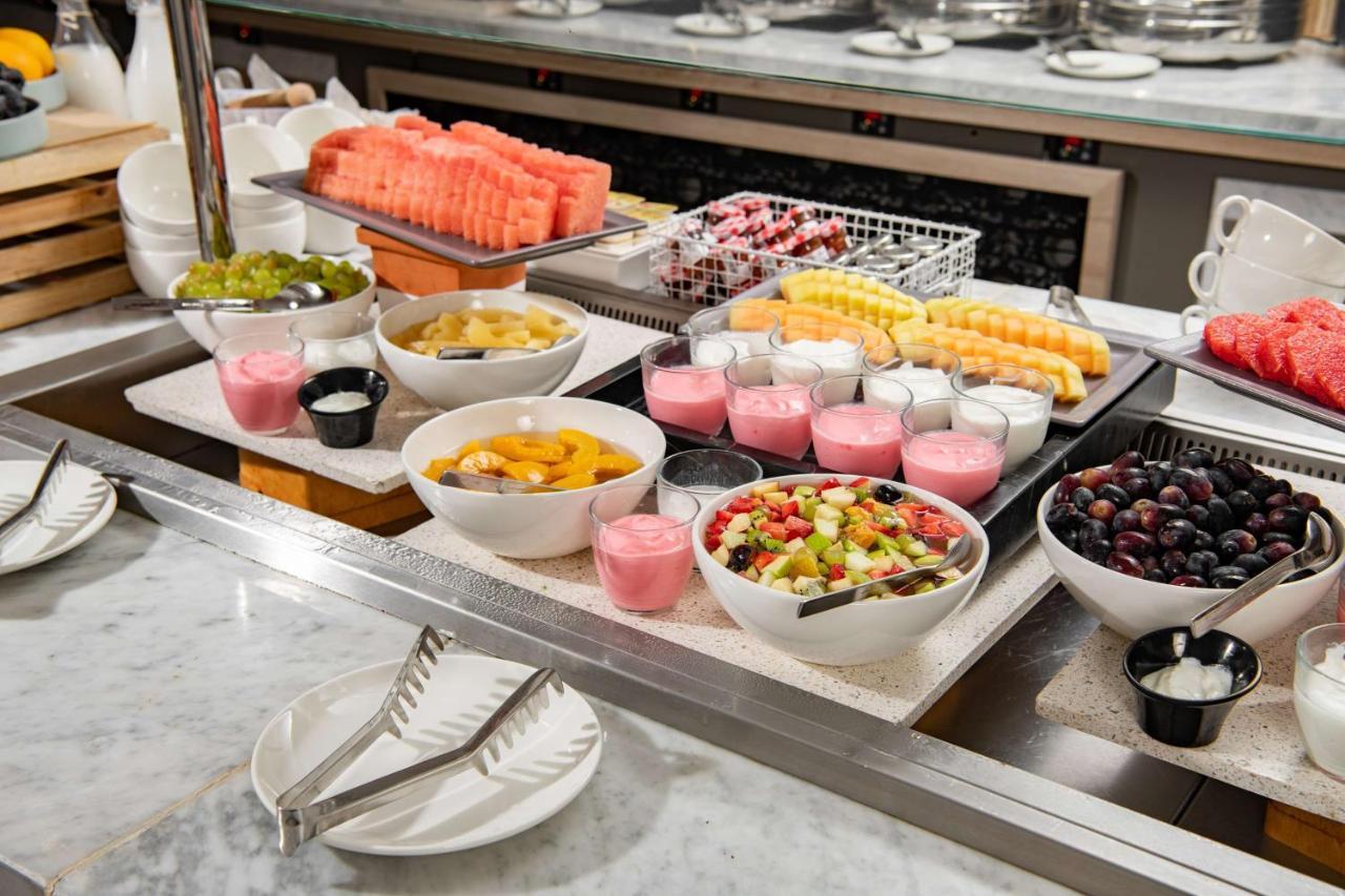 מכה Park Inn By Radisson Makkah Aziziyah מראה חיצוני תמונה A buffet breakfast at a luxury hotel