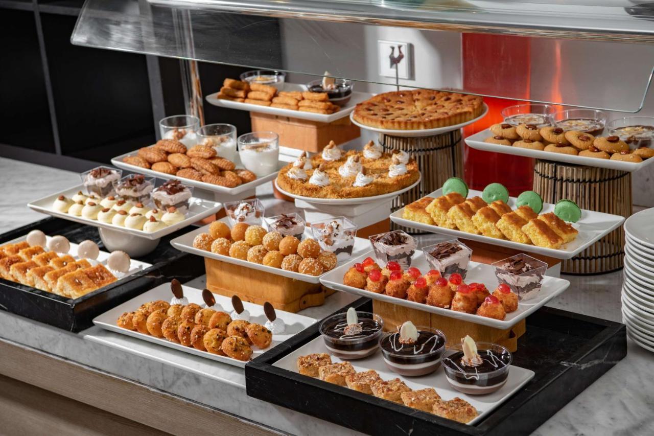 מכה Park Inn By Radisson Makkah Aziziyah מראה חיצוני תמונה A buffet at a luxury hotel
