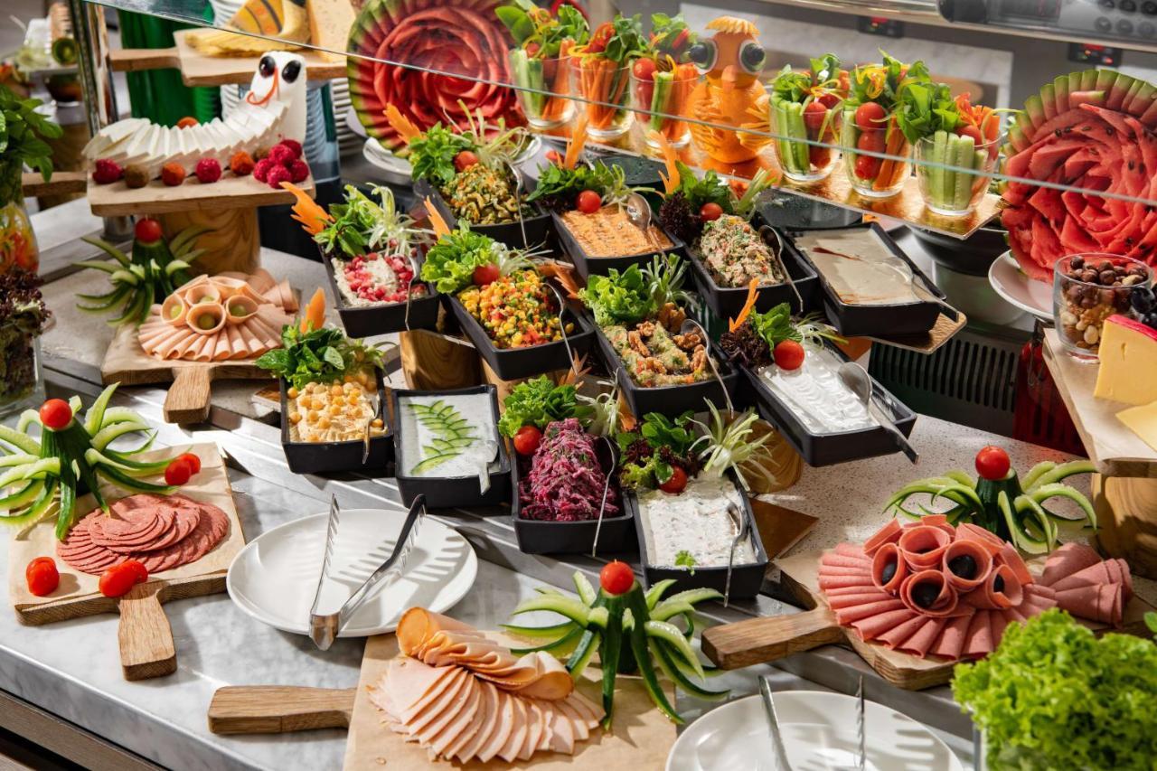 מכה Park Inn By Radisson Makkah Aziziyah מראה חיצוני תמונה A buffet at a luxury hotel
