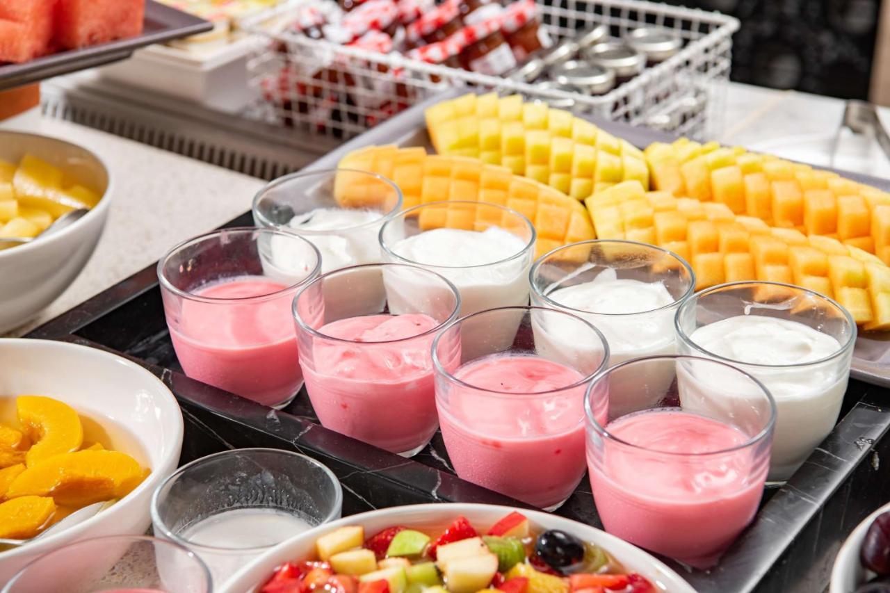 מכה Park Inn By Radisson Makkah Aziziyah מראה חיצוני תמונה Yogurt and fruit at a buffet breakfast
