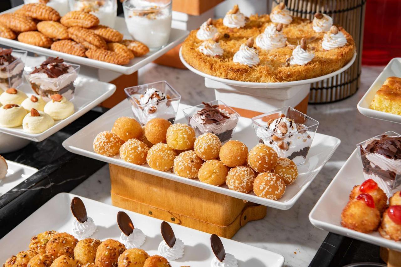 מכה Park Inn By Radisson Makkah Aziziyah מראה חיצוני תמונה A buffet at a luxury hotel
