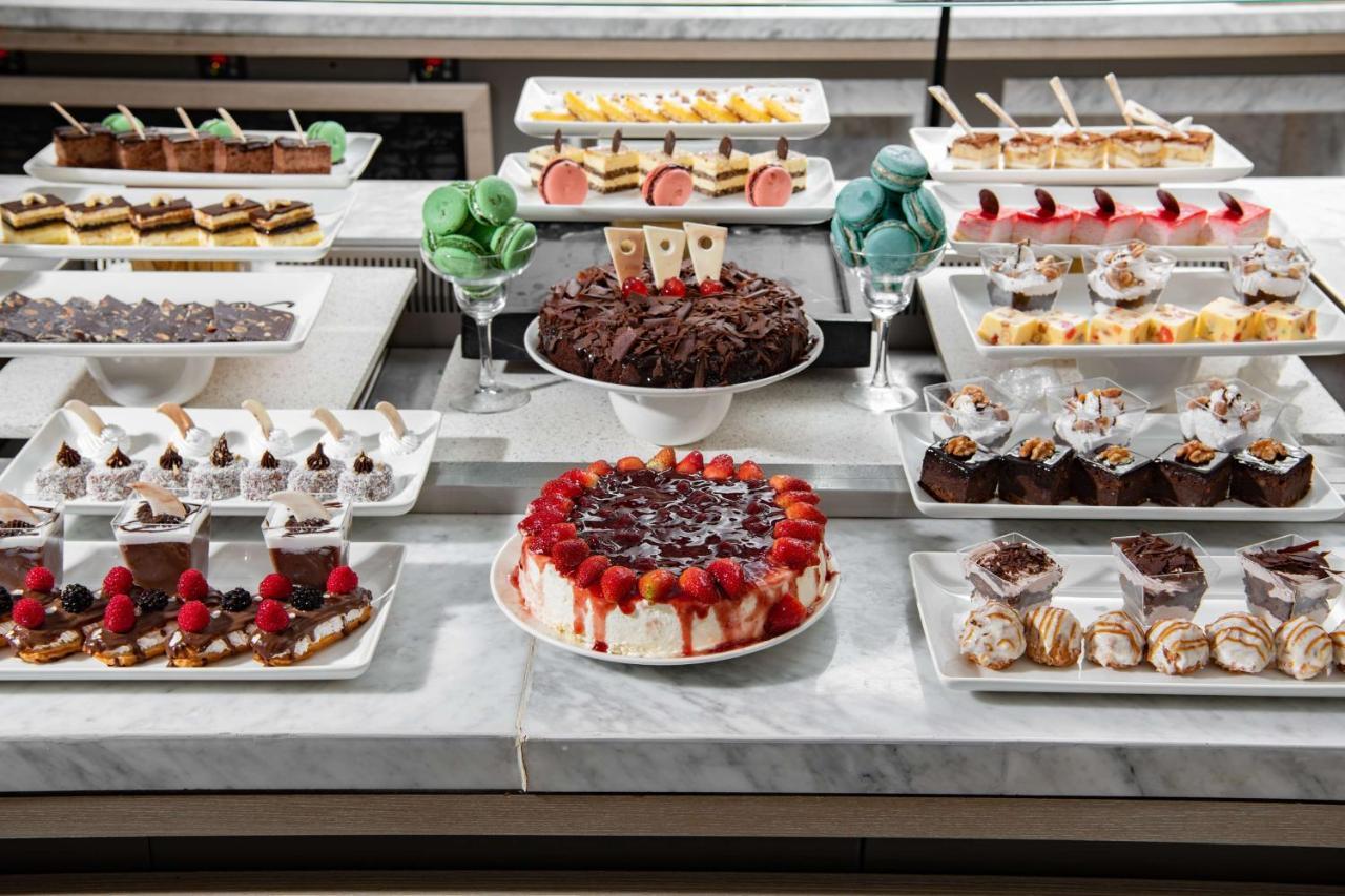 מכה Park Inn By Radisson Makkah Aziziyah מראה חיצוני תמונה A selection of desserts
