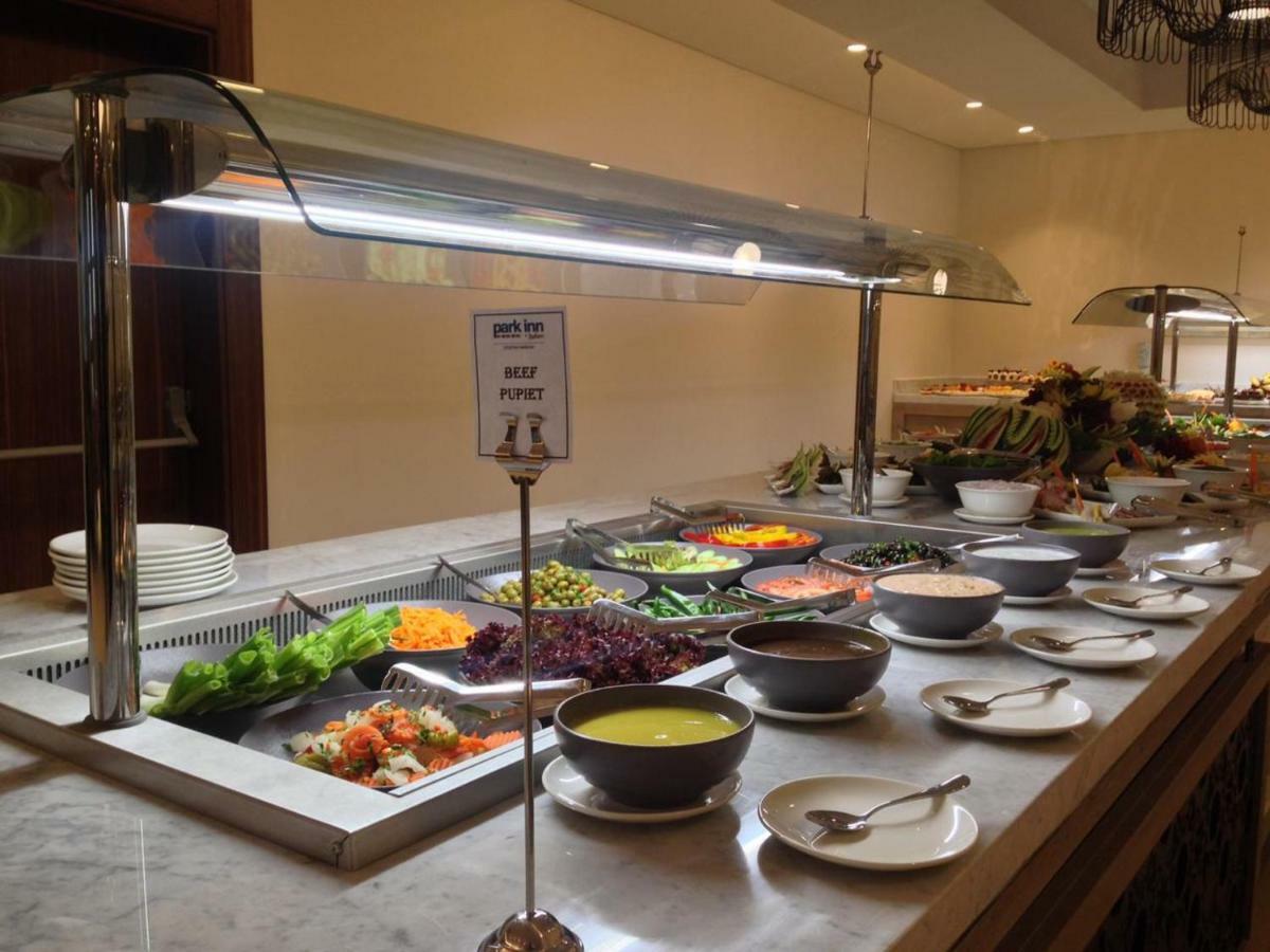 מכה Park Inn By Radisson Makkah Aziziyah מראה חיצוני תמונה Buffet at a luxury hotel