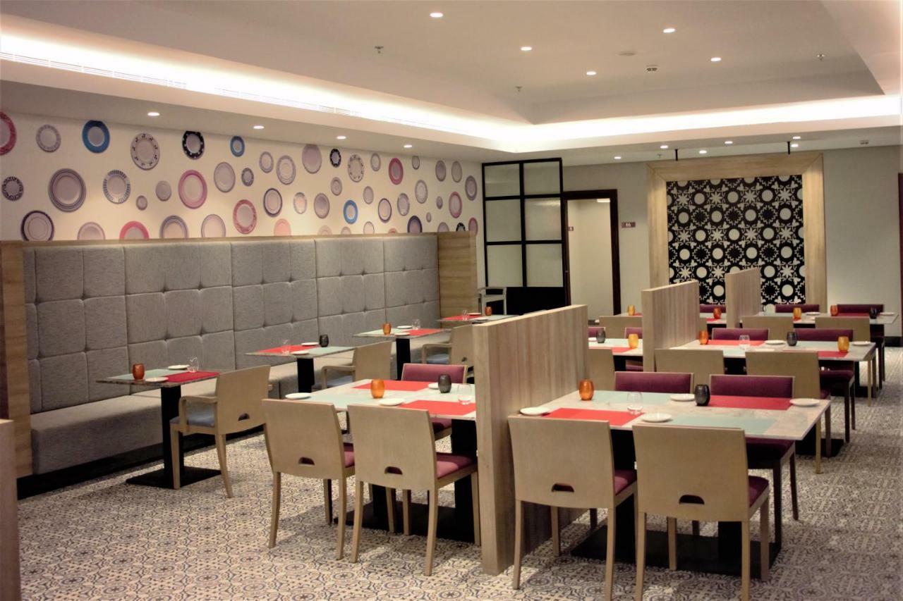 מכה Park Inn By Radisson Makkah Aziziyah מראה חיצוני תמונה The restaurant's interior