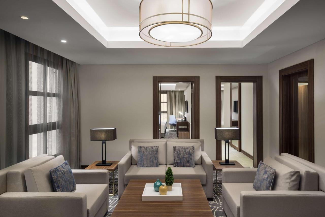 מכה Park Inn By Radisson Makkah Aziziyah מראה חיצוני תמונה A living room in a suite at the hotel
